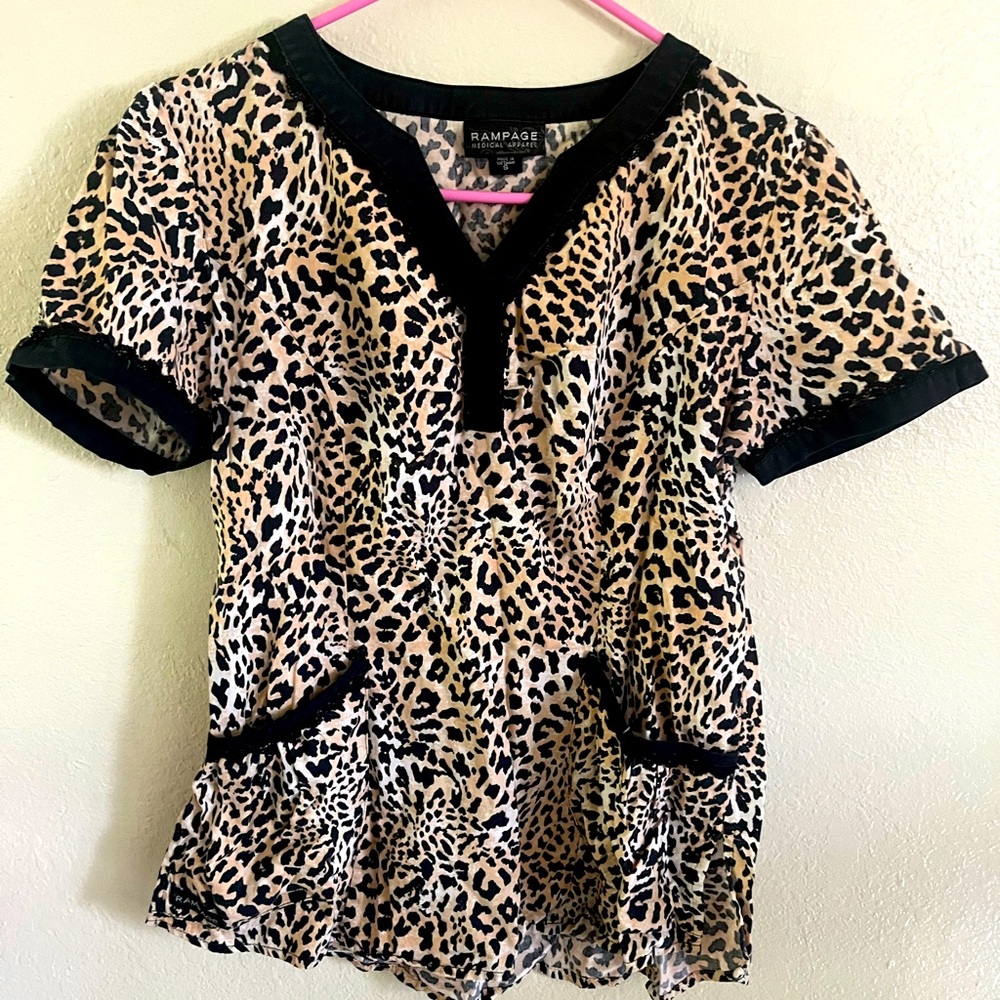 ⚡️🐆EUC rampage leopard print scrub top
